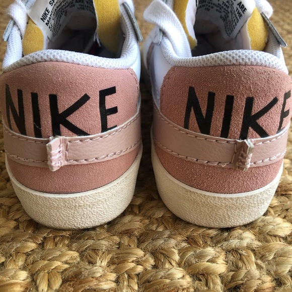 Nike Blazer Low 77 Jumbo "White/Pink/Oxford" Sneaker. Size - Picture 11 of 14